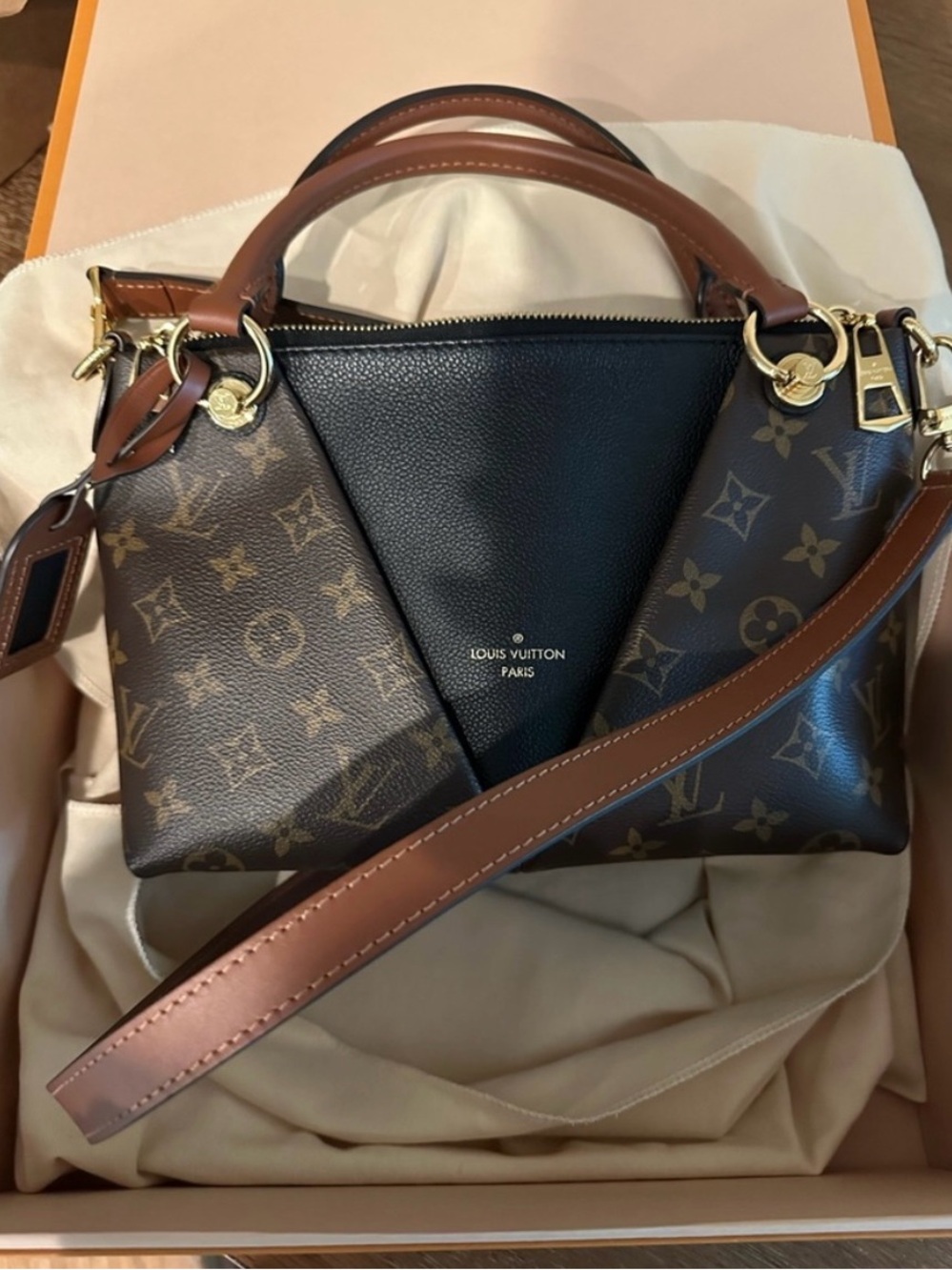 NEW Authentic Louis Vuitton V Tote BB Noir